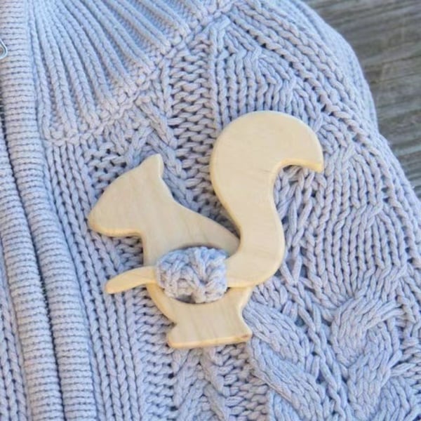 Brooch pin with wooden animal pattern (sweater clip)🎁