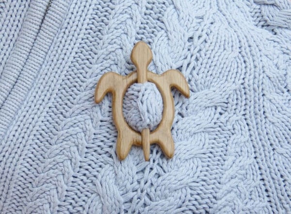 Brooch pin with wooden animal pattern (sweater clip)🎁