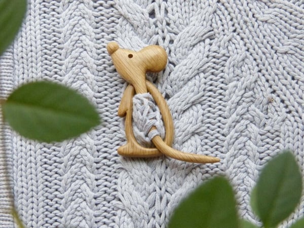 Brooch pin with wooden animal pattern (sweater clip)🎁