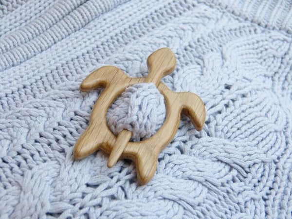 Brooch pin with wooden animal pattern (sweater clip)🎁