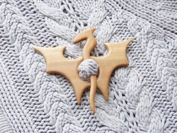 Brooch pin with wooden animal pattern (sweater clip)🎁