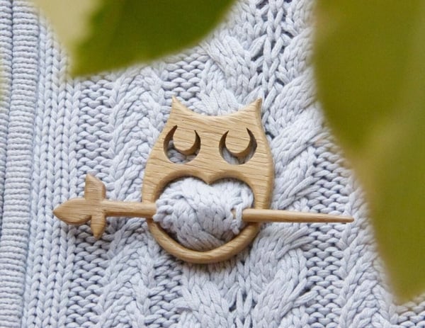 Brooch pin with wooden animal pattern (sweater clip)🎁