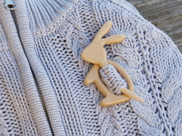 Brooch pin with wooden animal pattern (sweater clip)🎁