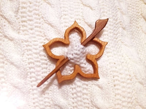 Brooch pin with wooden animal pattern (sweater clip)🎁